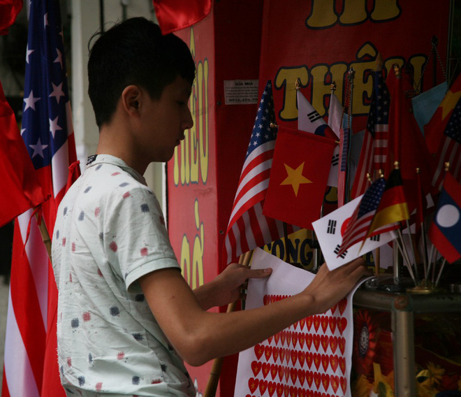 Hà Nội: Người dân ùn ùn kéo đi mua cờ hoa trước trận bóng lịch sử của U23 Việt Nam